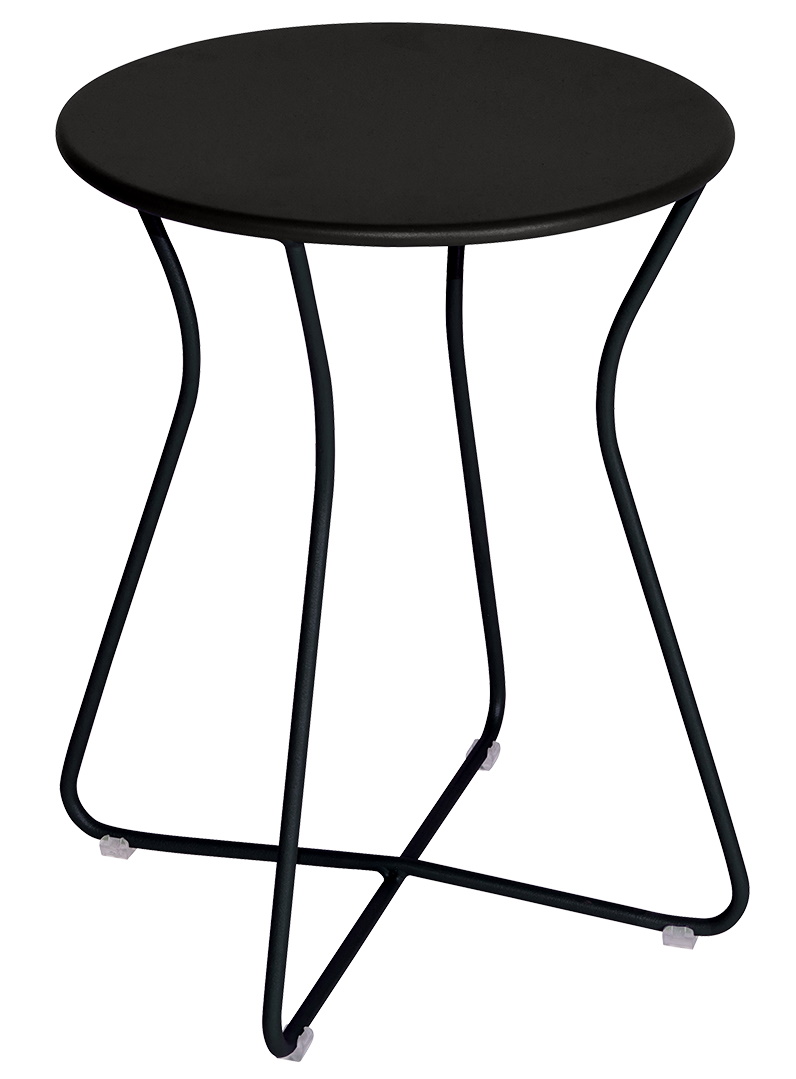Schwarzer Cocotte Hocker von Fermob für den Außenbereich, runder Sitz und filigranes Metallgestell.