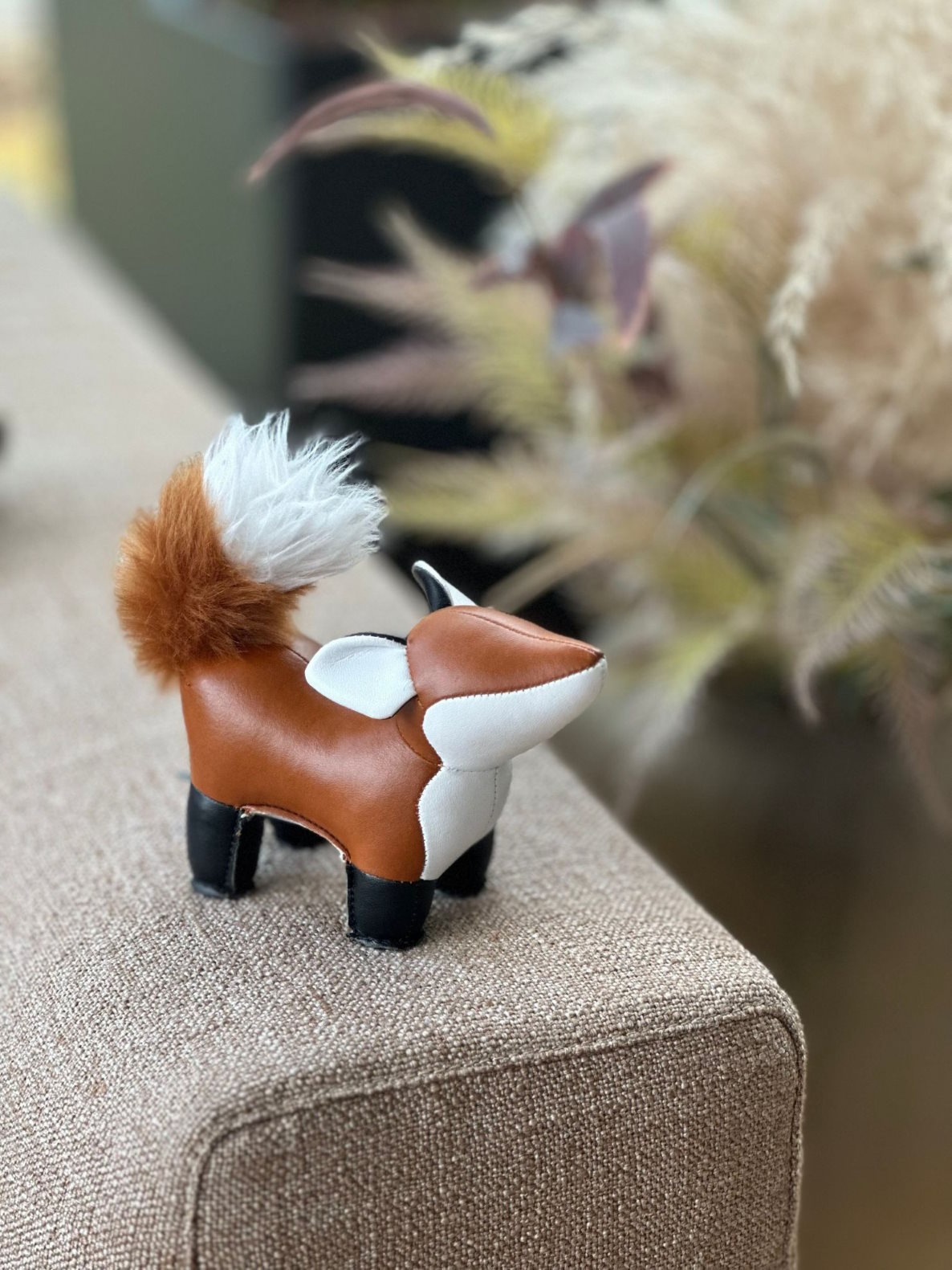 Brauner und weißer Türstopper Fuchs aus Lederimitat mit buschigem Schwanz, dekoratives Wohnaccessoire.