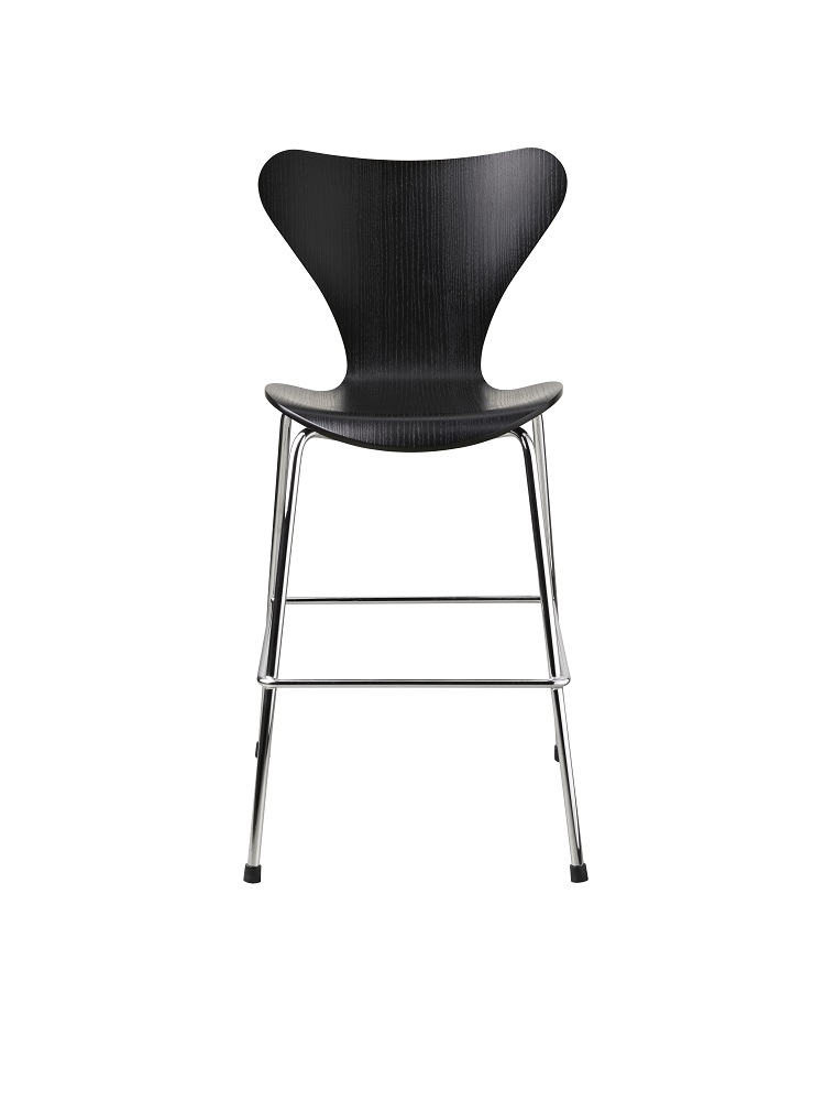 Schwarzer Series 7 Junior Kinderhochstuhl von Fritz Hansen mit verchromtem Gestell, Frontansicht.