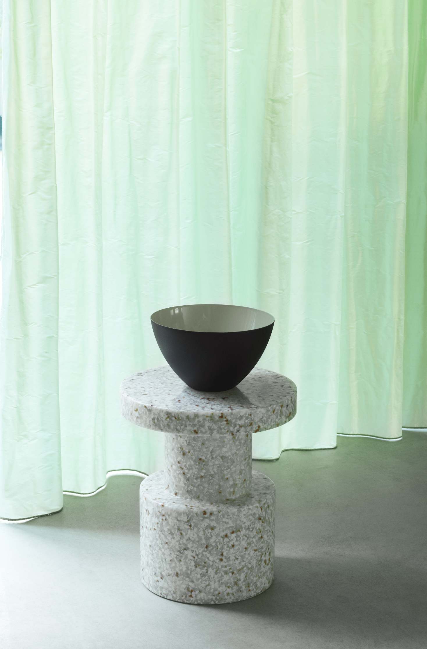 Normann Copenhagen Bit Stool Hocker aus recyceltem Kunststoff mit schwarzer Schale als Beistelltisch.