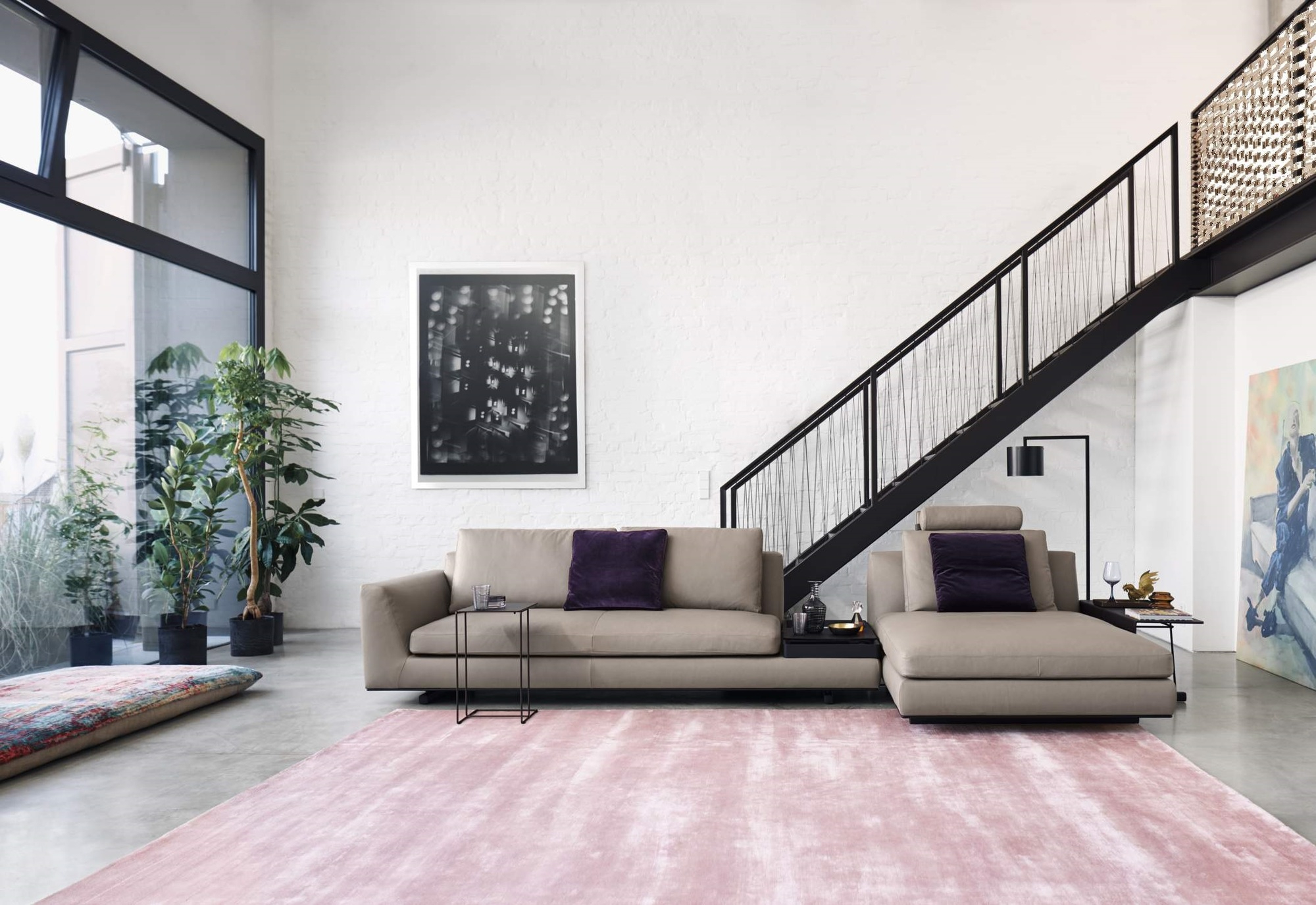 Oki Beistelltisch von Walter Knoll neben beigem Sofa in modernem Wohnzimmer mit Treppe.