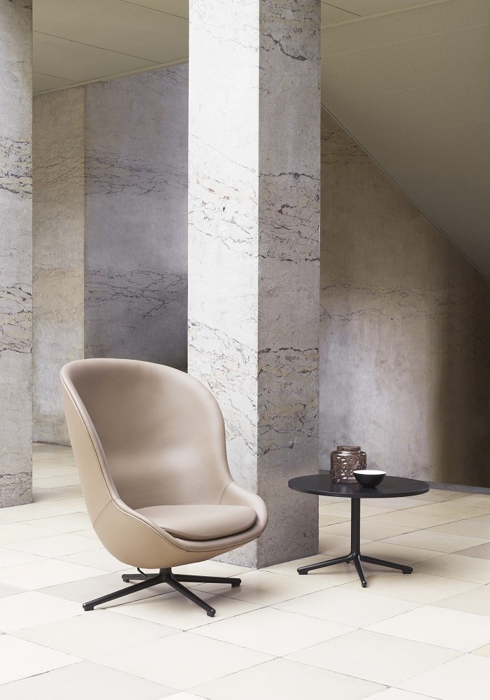 Normann Copenhagen Hyg Lounge Chair High Swivel Sessel in Beige mit schwarzem Drehfuß.