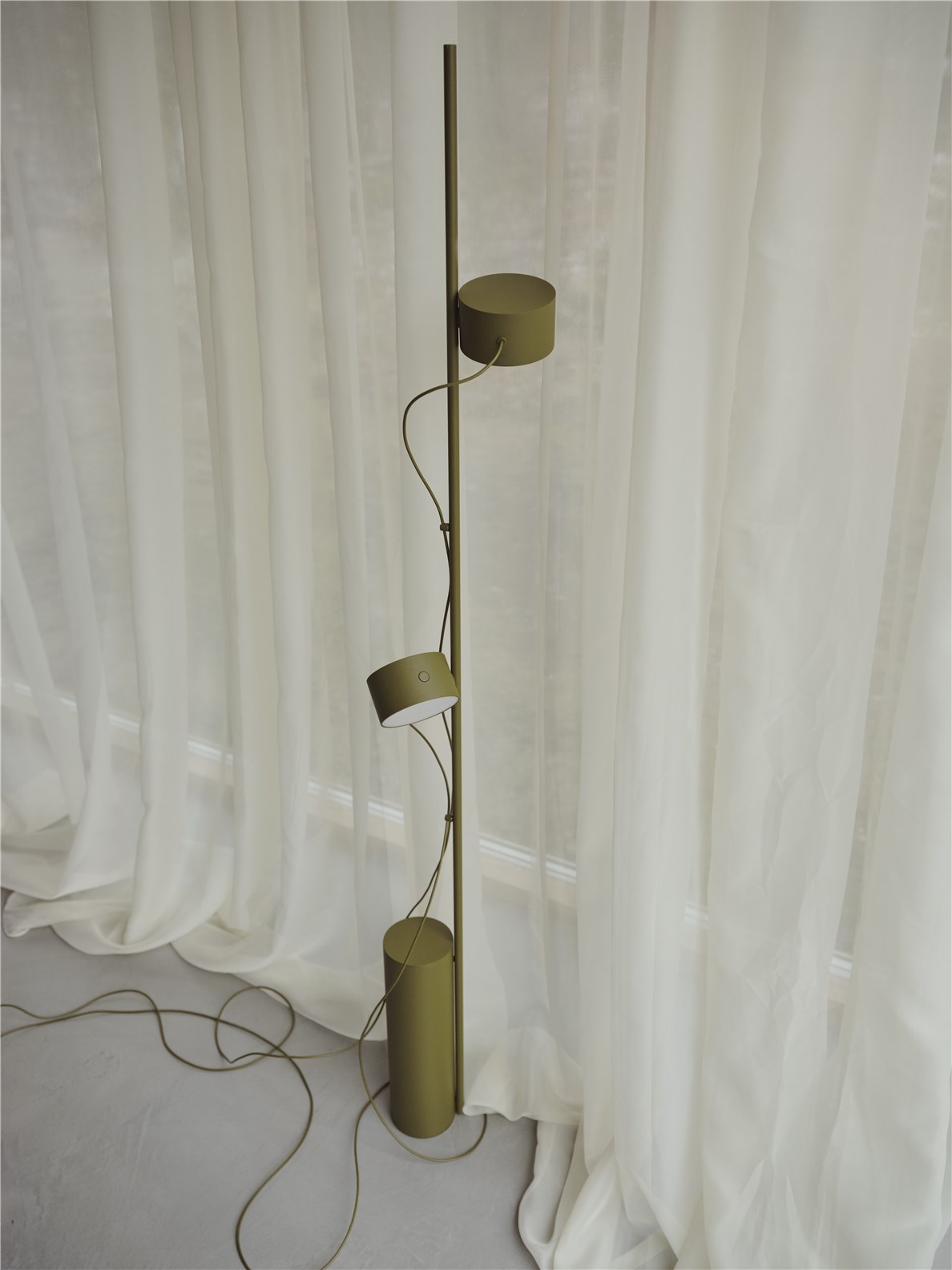 Post vloerlamp van Muuto