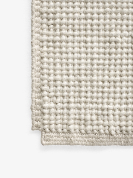 Detailaufnahme des AndTradition Collect Teppich SC84/SC85 in Beige, zeigt die Textur und den Rand.