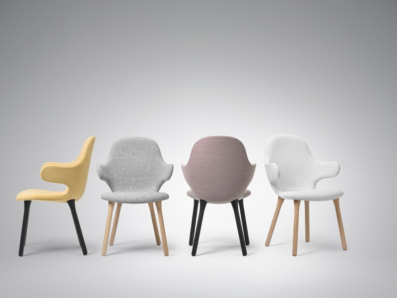 AndTradition Catch Chair JH1 Stühle in Gelb, Grau, Rosa und Weiß mit Holz- und Metallbeinen.