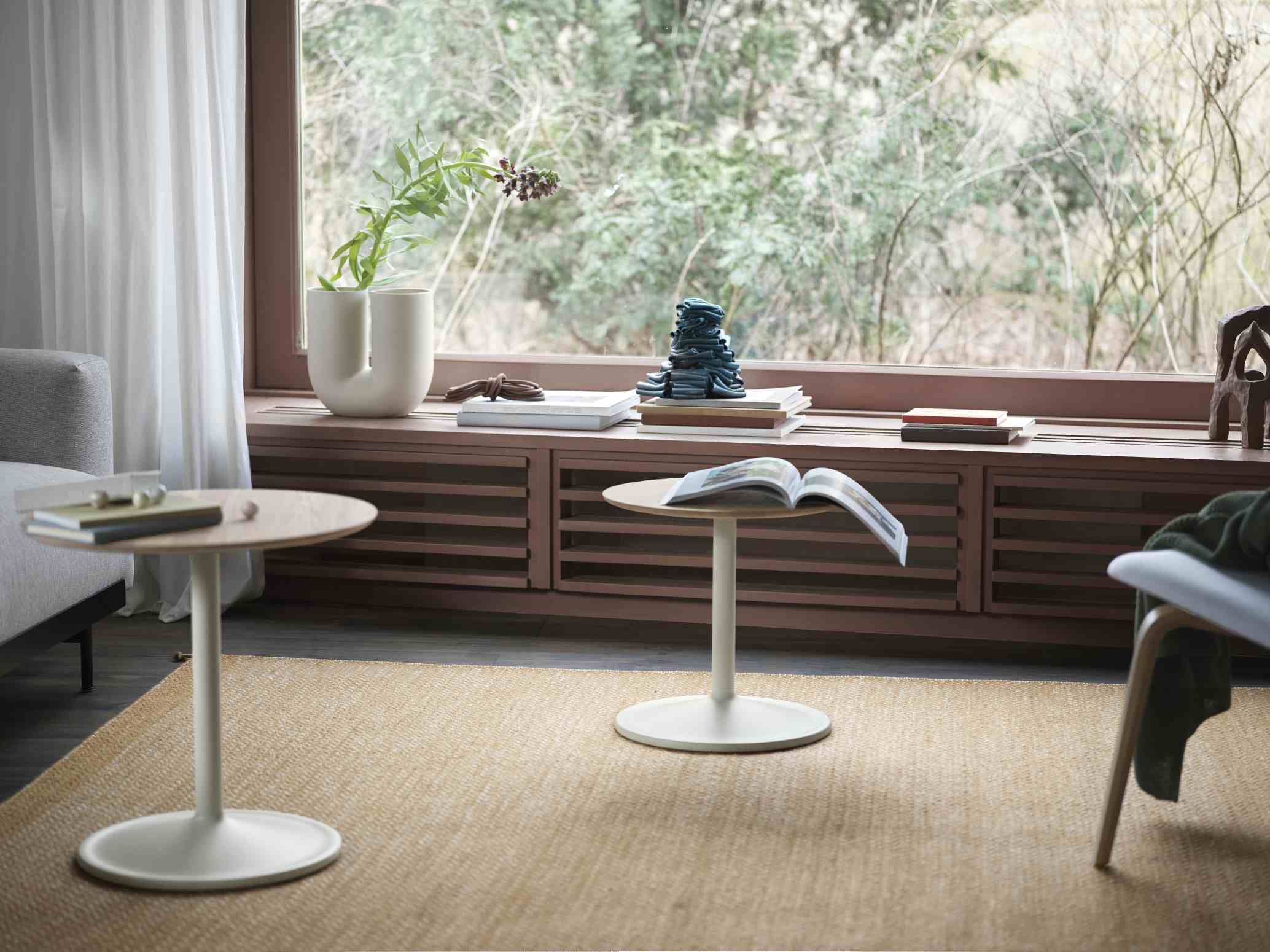 Heller Wohnraum mit zwei Muuto Soft Side Table Beistelltischen aus Holz und Metall.