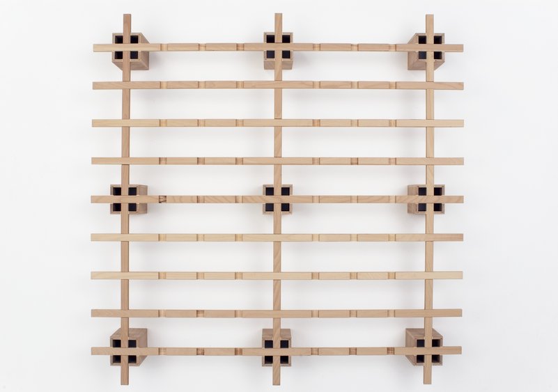 Tojo System Bett mit Cube: Holzrahmen Bettgestell mit minimalistischem Design und quadratischen Verbindungsstücken.