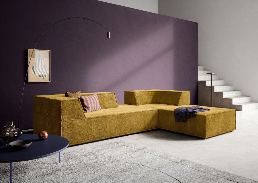 Gelbes Trio Sofa mit vier Modulen und Eckanordnung links, modernes Wohnzimmer-Interieur mit Treppe.