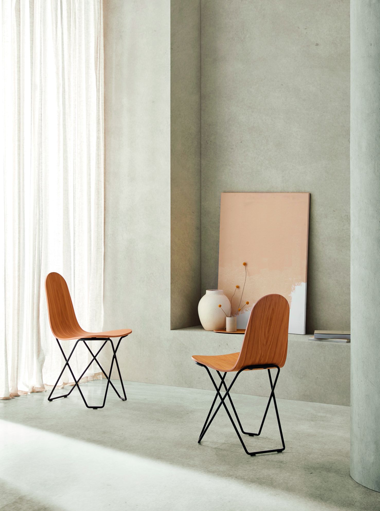 Zwei moderne Holzstühle mit schwarzem Metallgestell in minimalistischem Interieur, Esszimmerstuhl, Designstuhl.