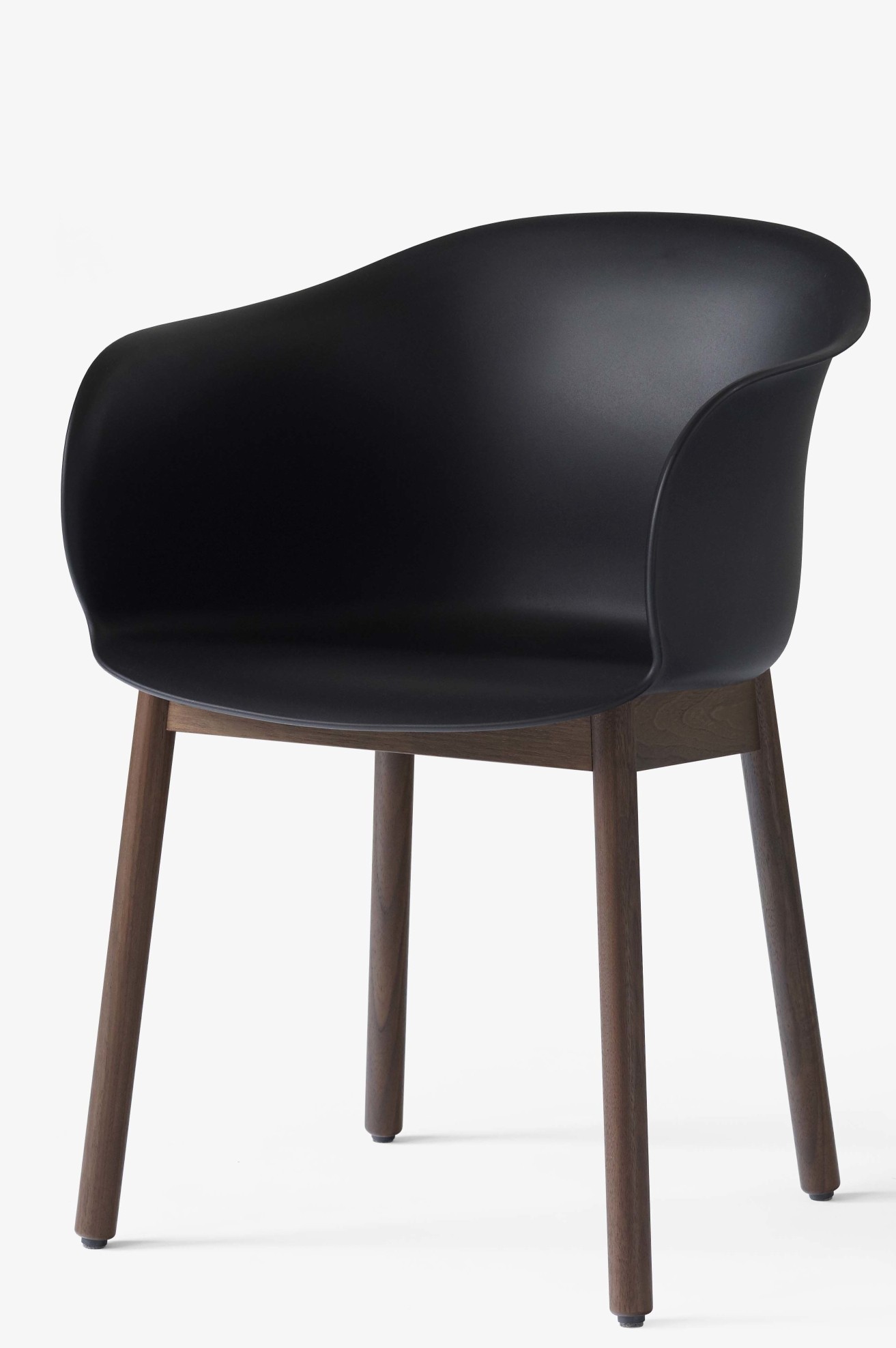 Schwarzer Elefy Lounge Chair JH30 Sessel von AndTradition mit Armlehne und dunklem Holzgestell vor weißem Hintergrund.