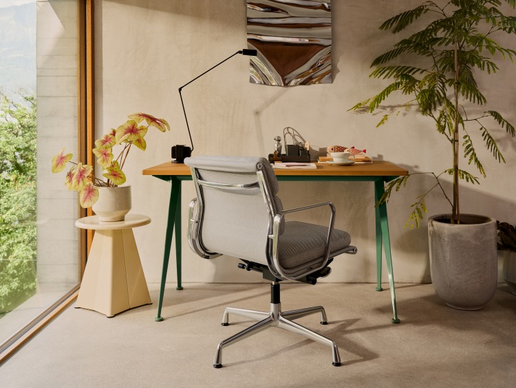 Nahaufnahme eines stilvollen Arbeitsbereichs mit Vitra Bürostuhl und Tabouret Hocker.