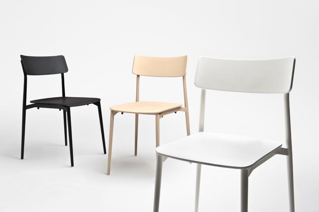 Drei Cult Stühle von Segis in Schwarz, Beige und Weiß, moderne Sitzmöbel für Esszimmer und Büro.