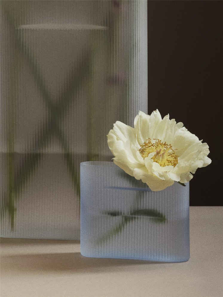 Ridge-vaas van Muuto, melkglazen, lichtblauw, H 35 cm