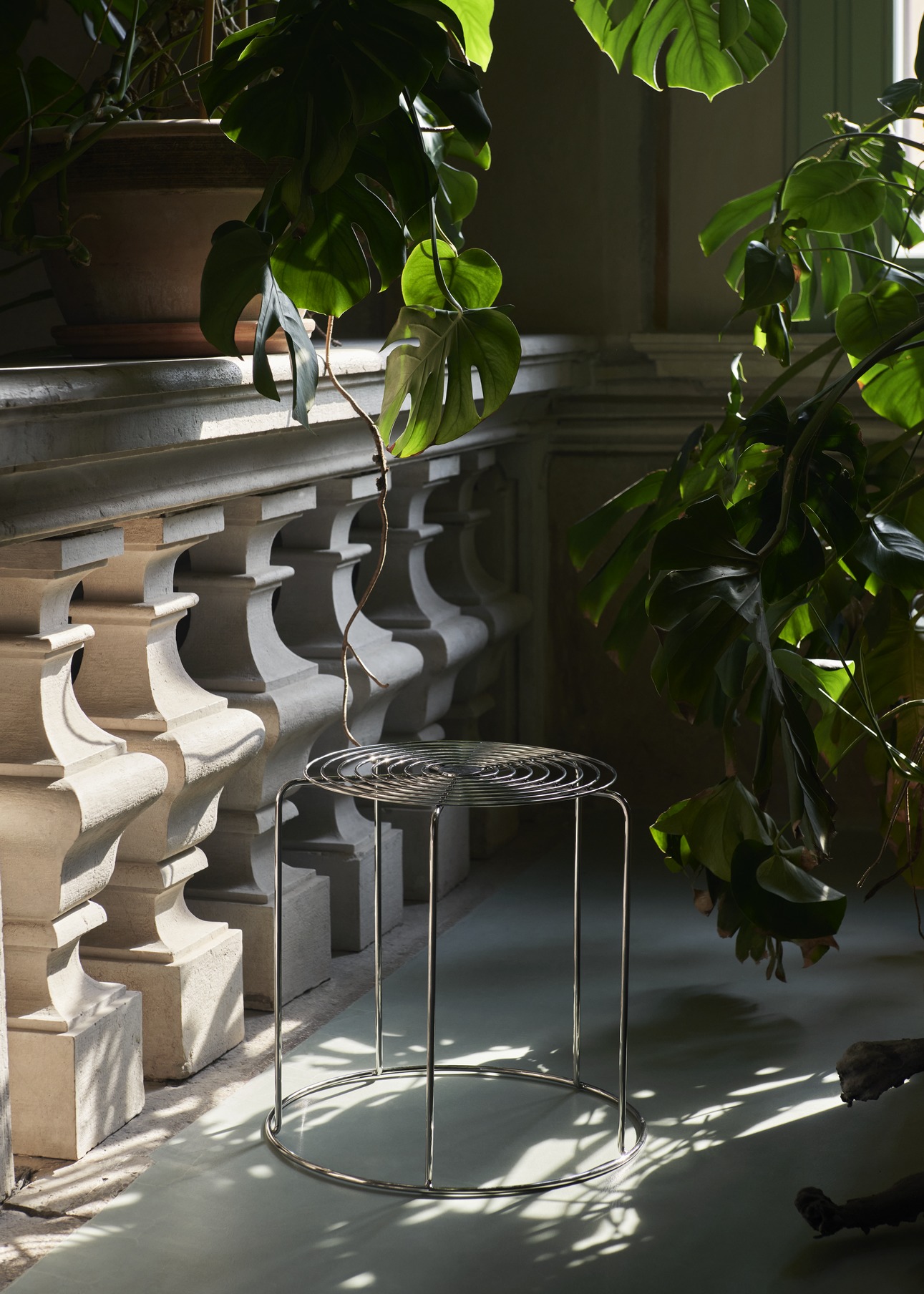 AndTradition Wire Stool VP11: Moderner Hocker aus verchromtem Stahl, ideal als Beistelltisch im Wohnbereich.