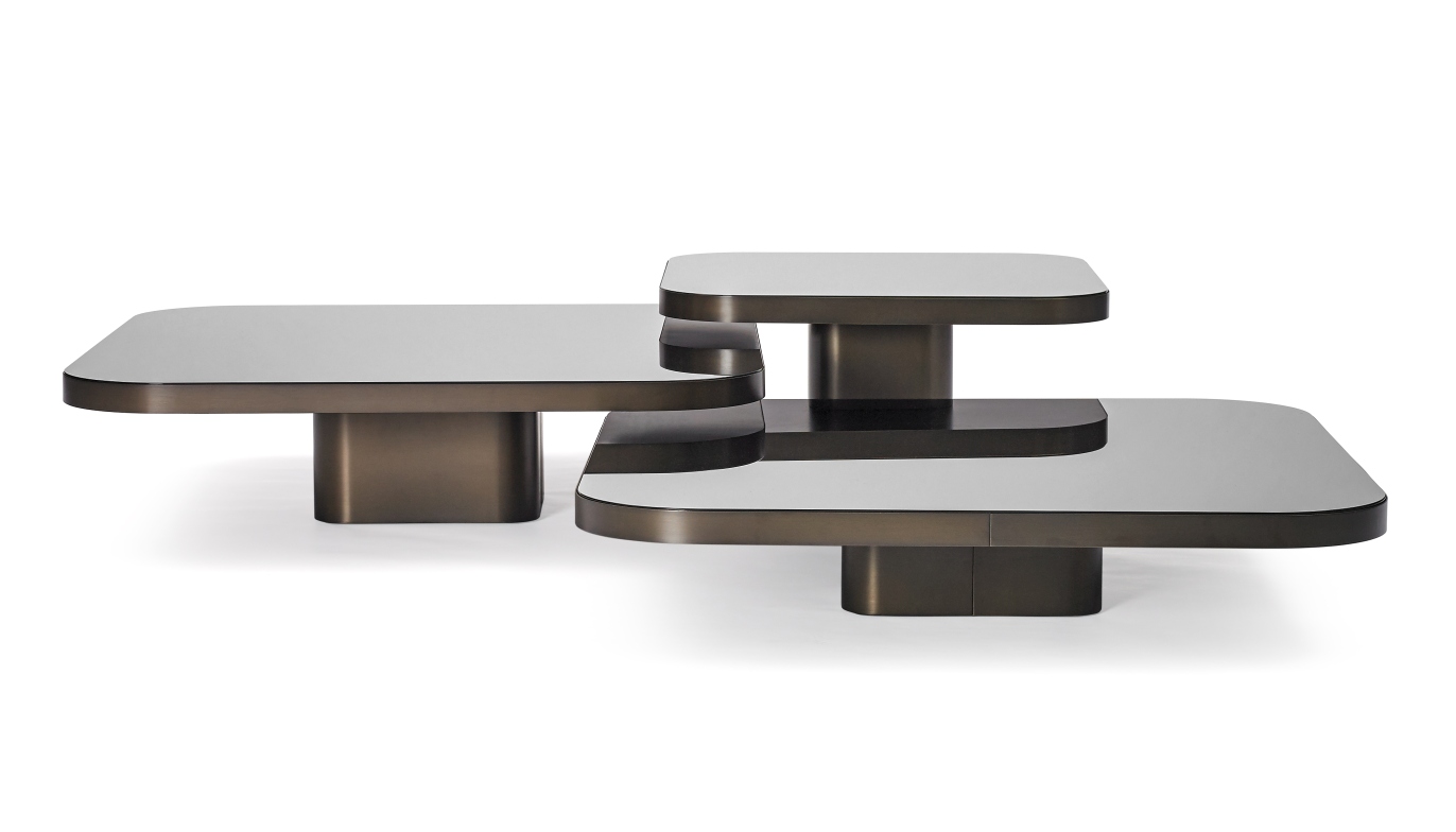 ClassiCon Bow Coffee Table No. 4: Moderner Couchtisch mit drei Ebenen und bronzefarbenem Gestell.