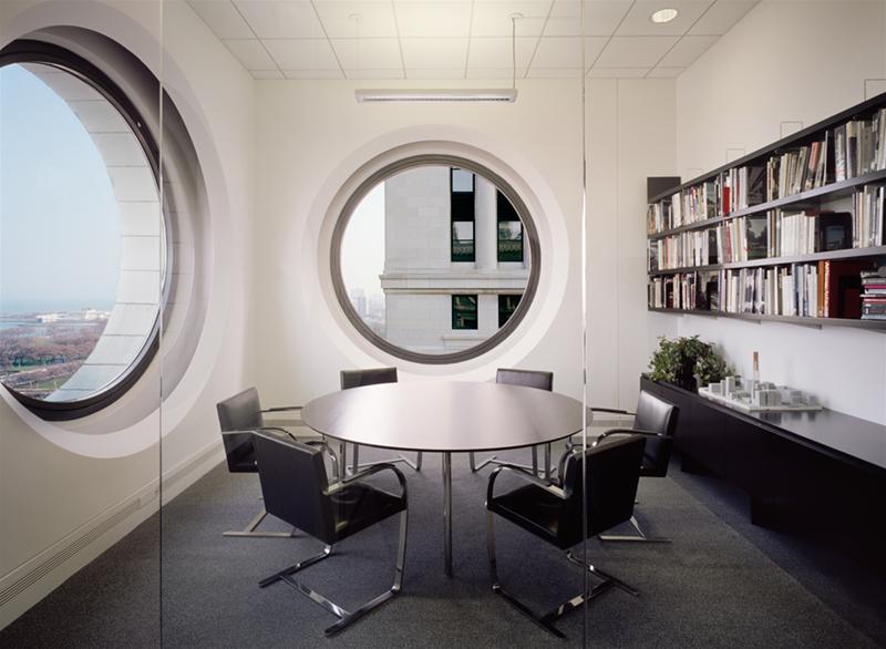 Besprechungsraum mit Brno Stühlen und Flachstahl-Gestell von Knoll International um einen runden Tisch.