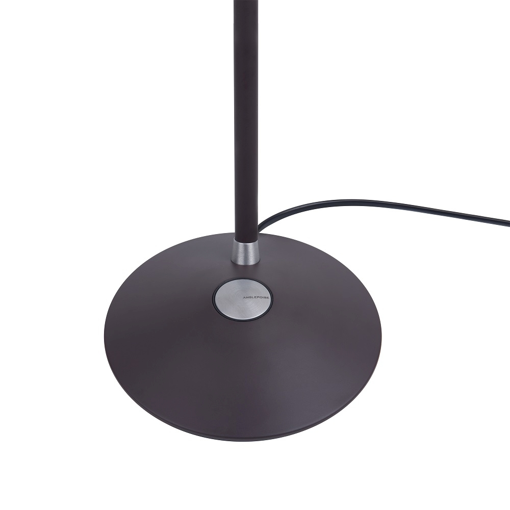 Detailaufnahme des Fußes der braunen Anglepoise Type 75 Mini Tischleuchte.