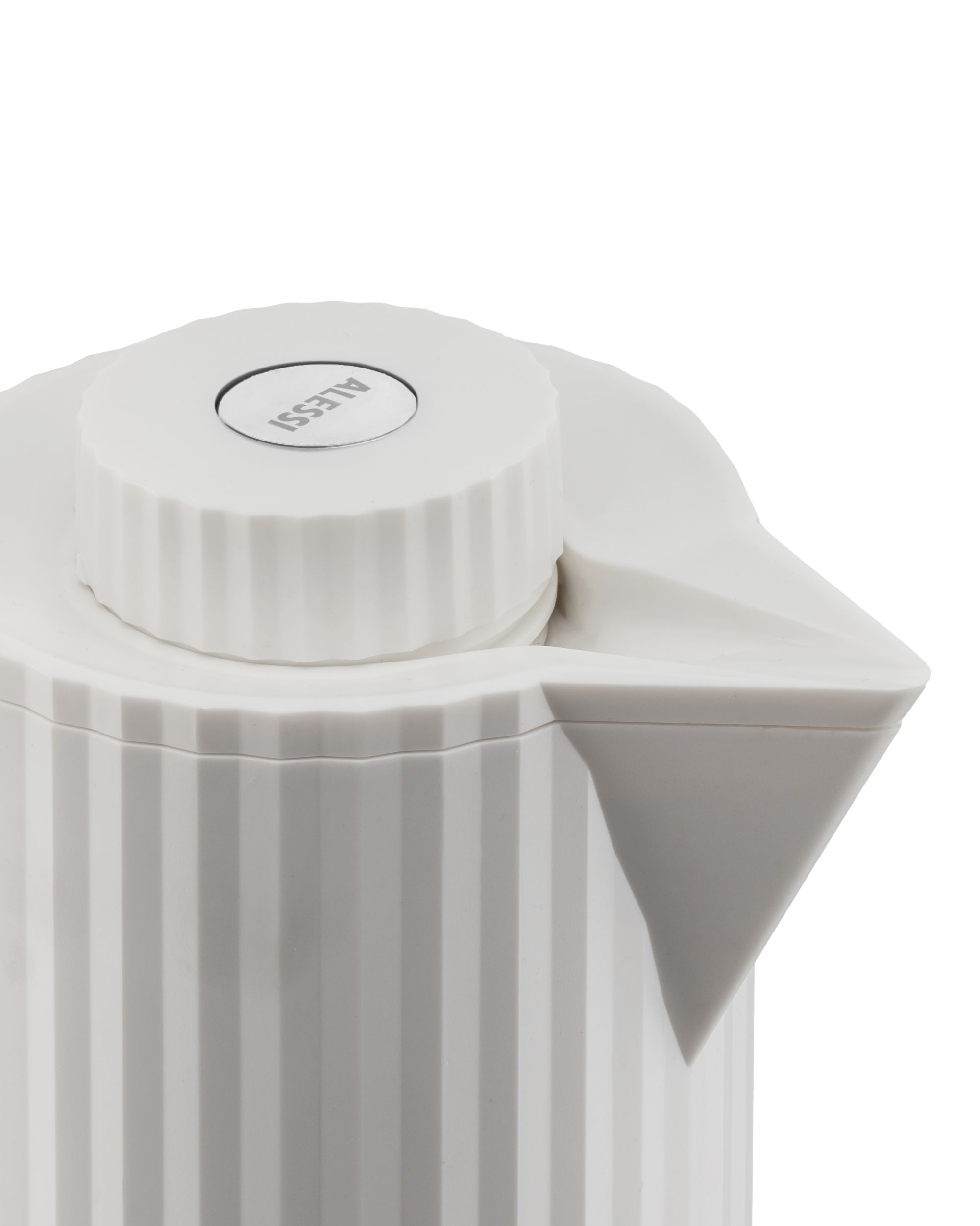 Weiße Alessi Isolierkanne mit Plissee-Design, Detailaufnahme von Ausguss und Deckel. Moderne Thermoskanne für heiße Getränke.