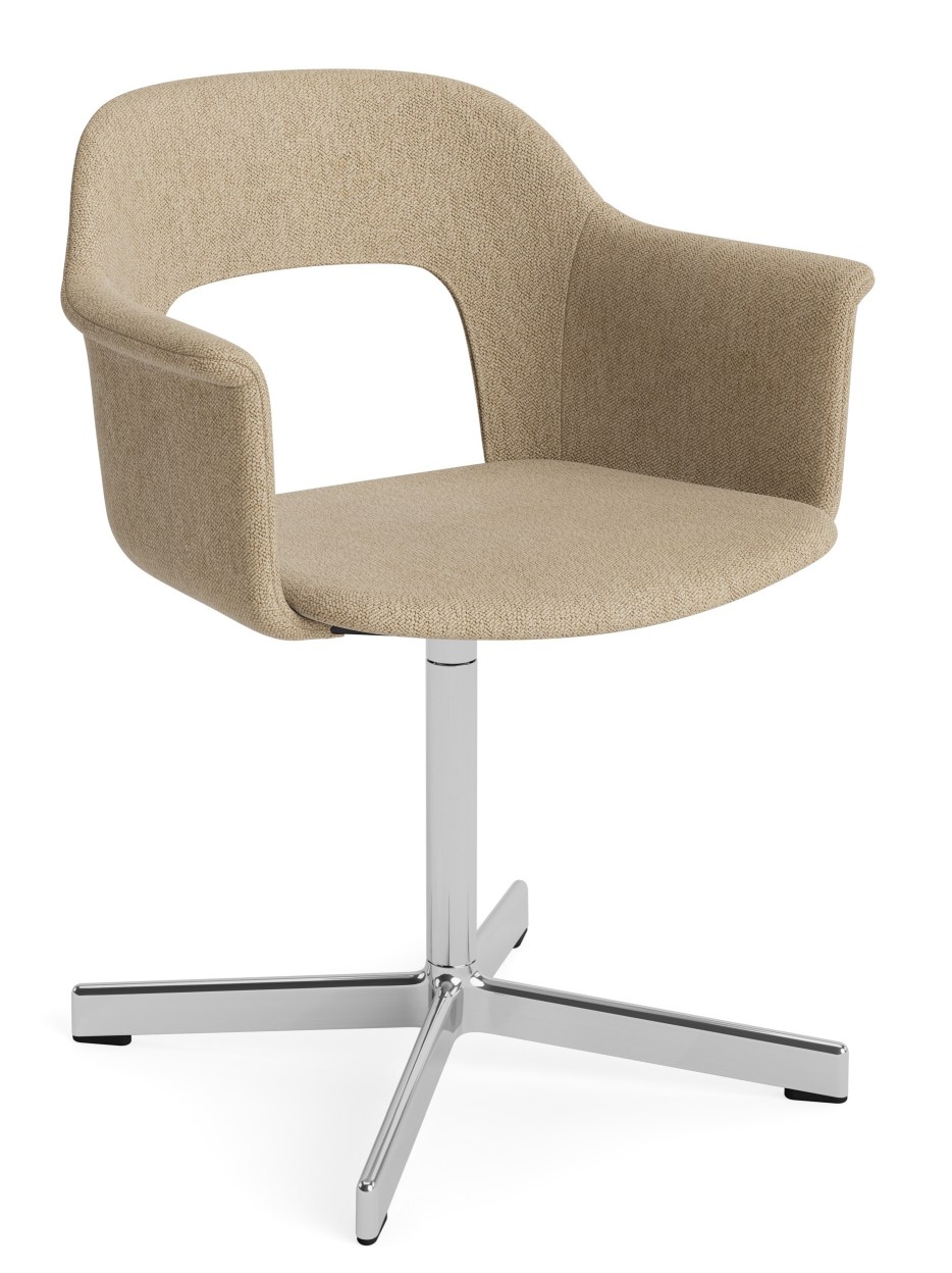 Beiger Layout Armchair von Hay mit Armlehnen und verchromtem Drehfuß auf weißem Hintergrund.