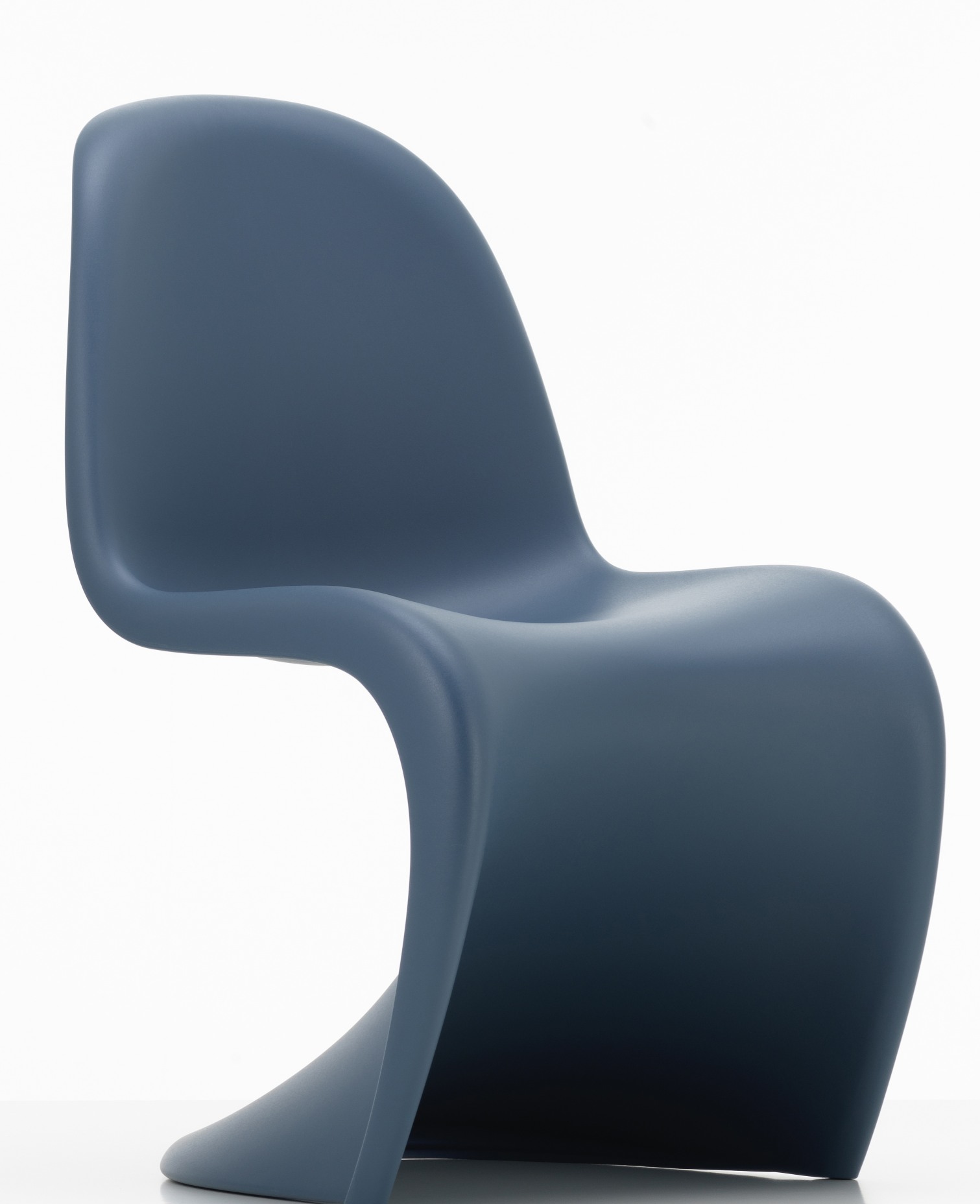 Blauer Panton Junior Stuhl von Vitra, ein moderner Kinderstuhl im ikonischen Design.