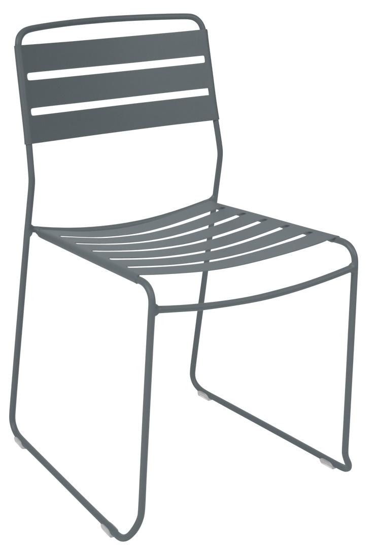 Grauer Surprising Chair Stuhl von Fermob für den Außenbereich, minimalistisches Design mit Lattenmuster.