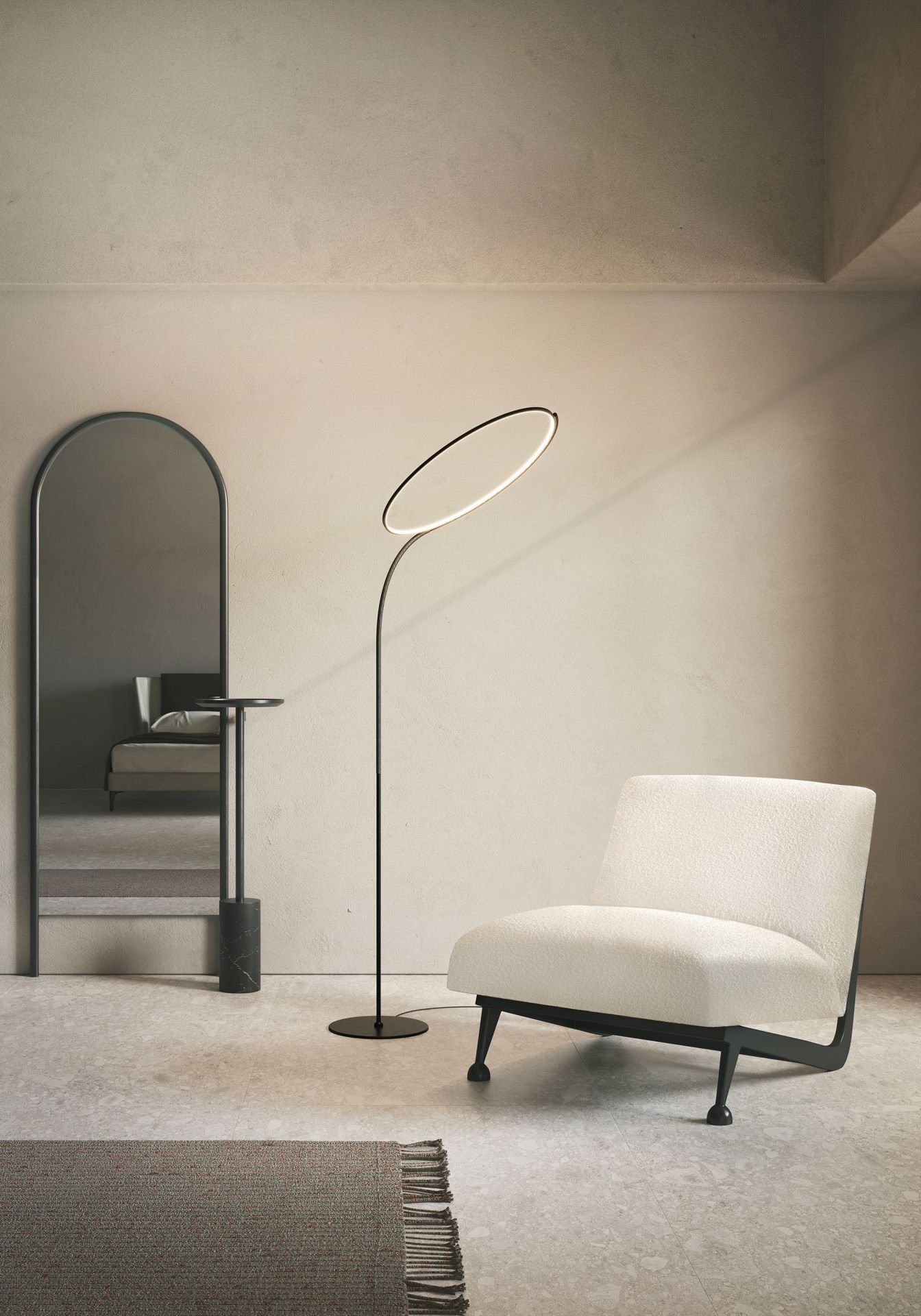 Moderne Stehlampe mit Ringlicht, cremefarbener Sessel und Spiegel im minimalistischen Wohnzimmer Design.