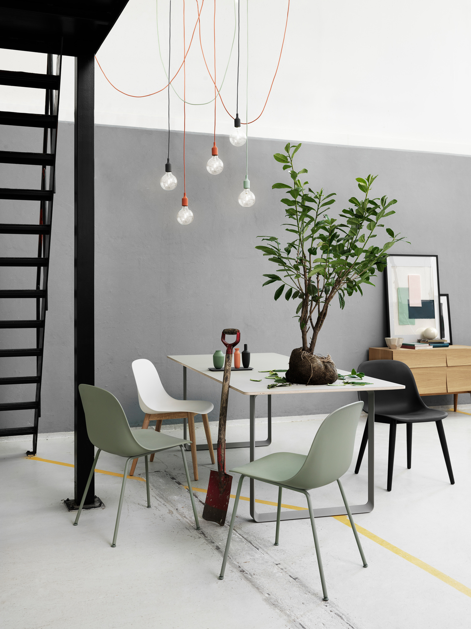 Esszimmer mit Muuto Fiber Side Chair Tube Base Stühlen in Grün, Weiß und Schwarz.