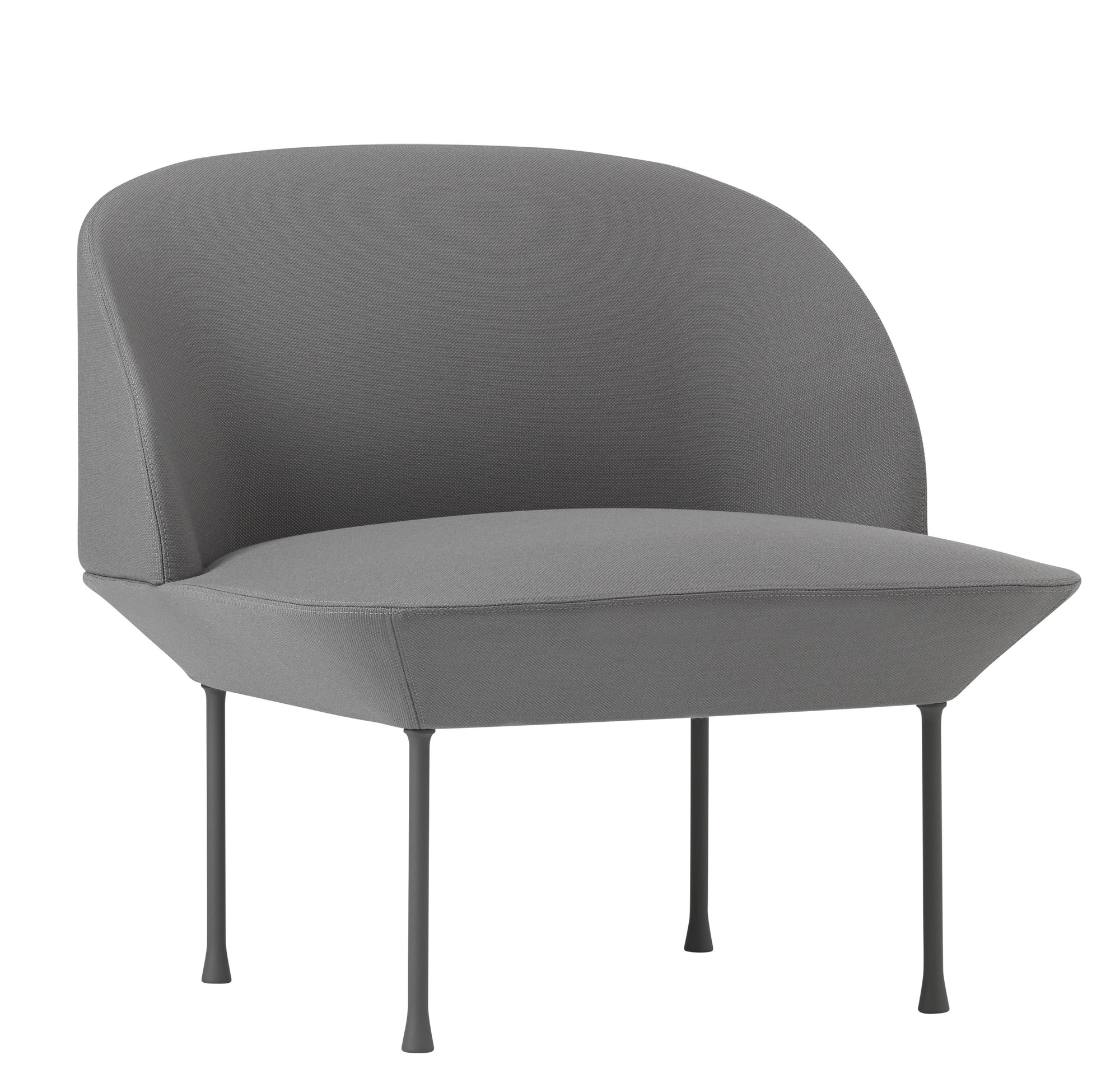Graues Oslo Sofa von Muuto, ein moderner Sessel mit minimalistischem Design und filigranen Beinen.