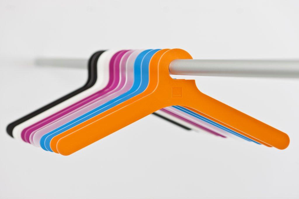 Cascando Kleiderbügel Pole in verschiedenen Farben an einer Kleiderstange, modernes Design für Büro und Garderobe.