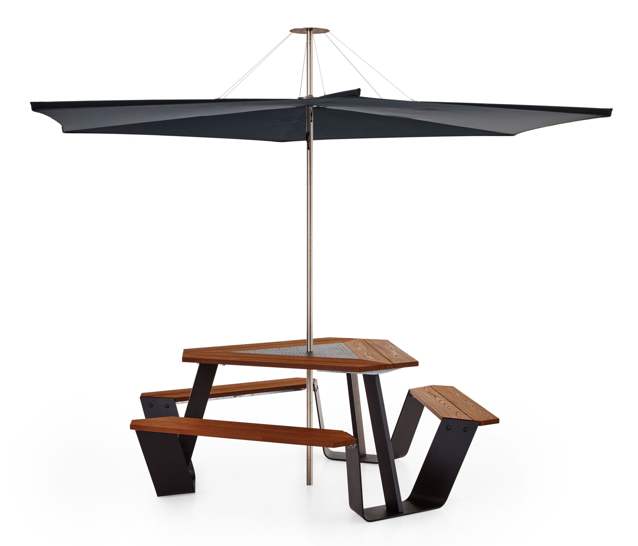 Anker Picknicktisch von Extremis für den Außenbereich mit Sonnenschirm, Holztischplatte und schwarzen Metallbeinen.