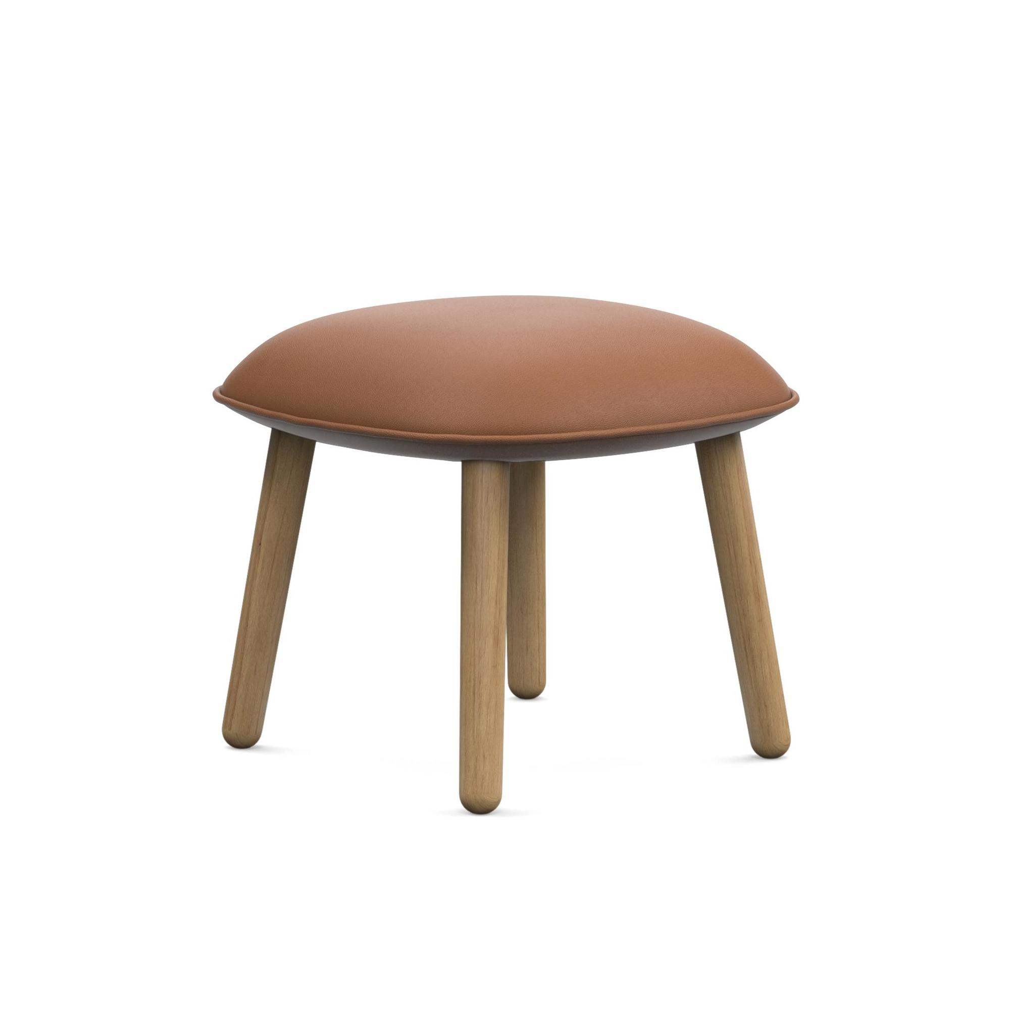 Ace Hocker von Normann Copenhagen aus Eiche mit braunem Sitzpolster. Moderner Hocker.