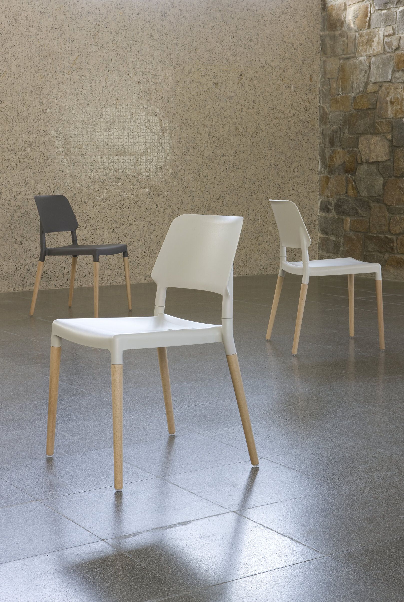 Modernes Stuhl-Set: Weißer und grauer Designstuhl mit Holzbeinen für Esszimmer oder Büro.