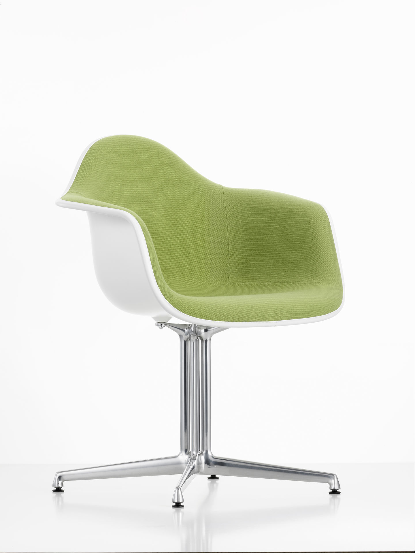 Vitra Eames Plastic Arm Chair DAL, vollgepolstert in Grün, mit weißer Schale und Chromfuß.