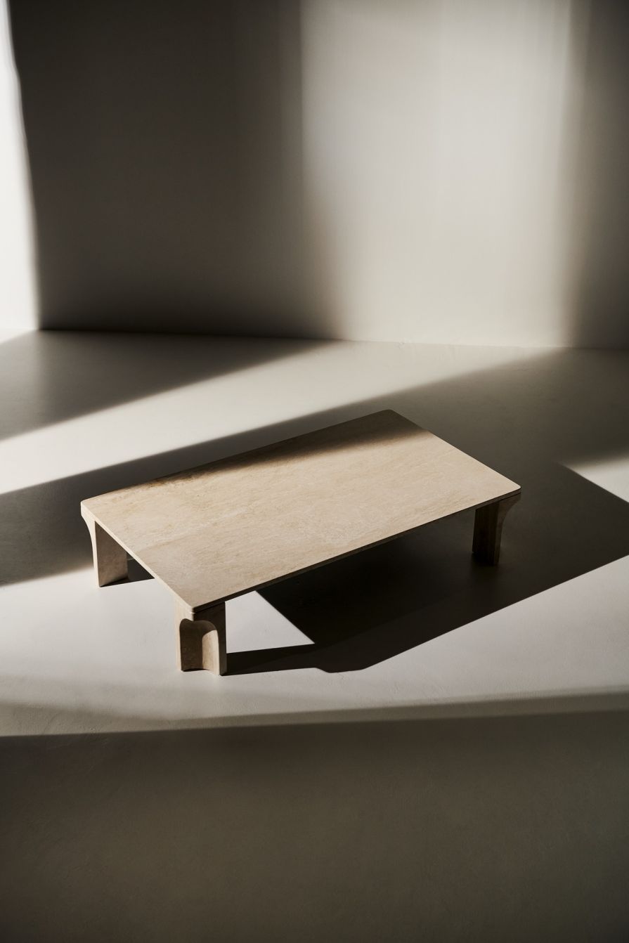 Rechteckiger Doric Couchtisch von Gubi, beige Tischplatte mit Schattenwurf, modernes Wohnzimmer Möbel.