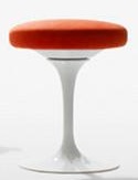 Oranger Tulip Hocker von Knoll International mit weißem Fuß, modernes Design für Wohnzimmer und Büro.
