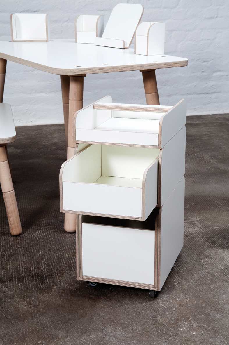 Growing Table Container: Weißer Kindertisch mit Schubladen und Aufbewahrungselementen für Kinderzimmer.