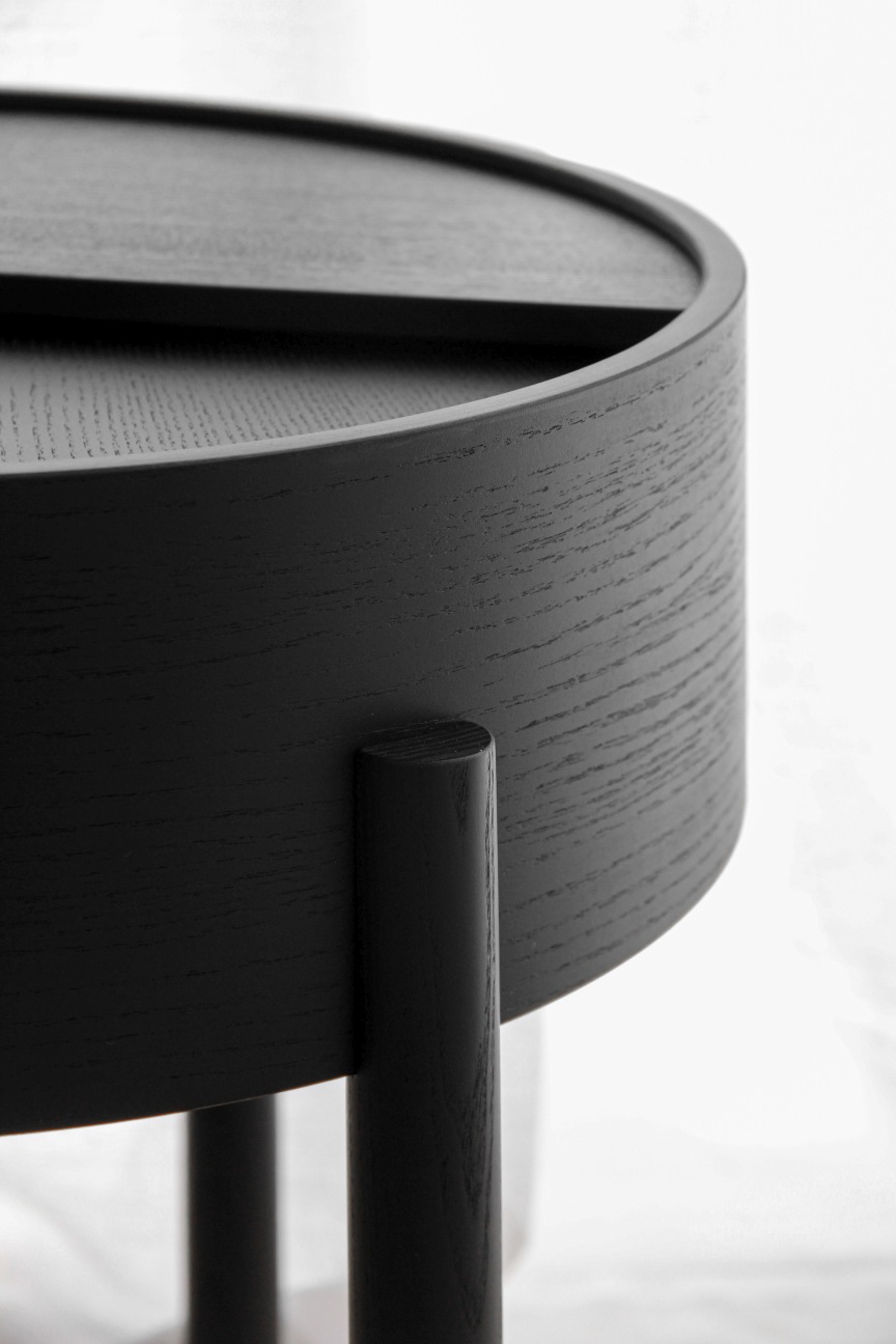 Detailaufnahme: Schwarzer Arc Side Table Beistelltisch von Woud, runde Form, Holzstruktur.