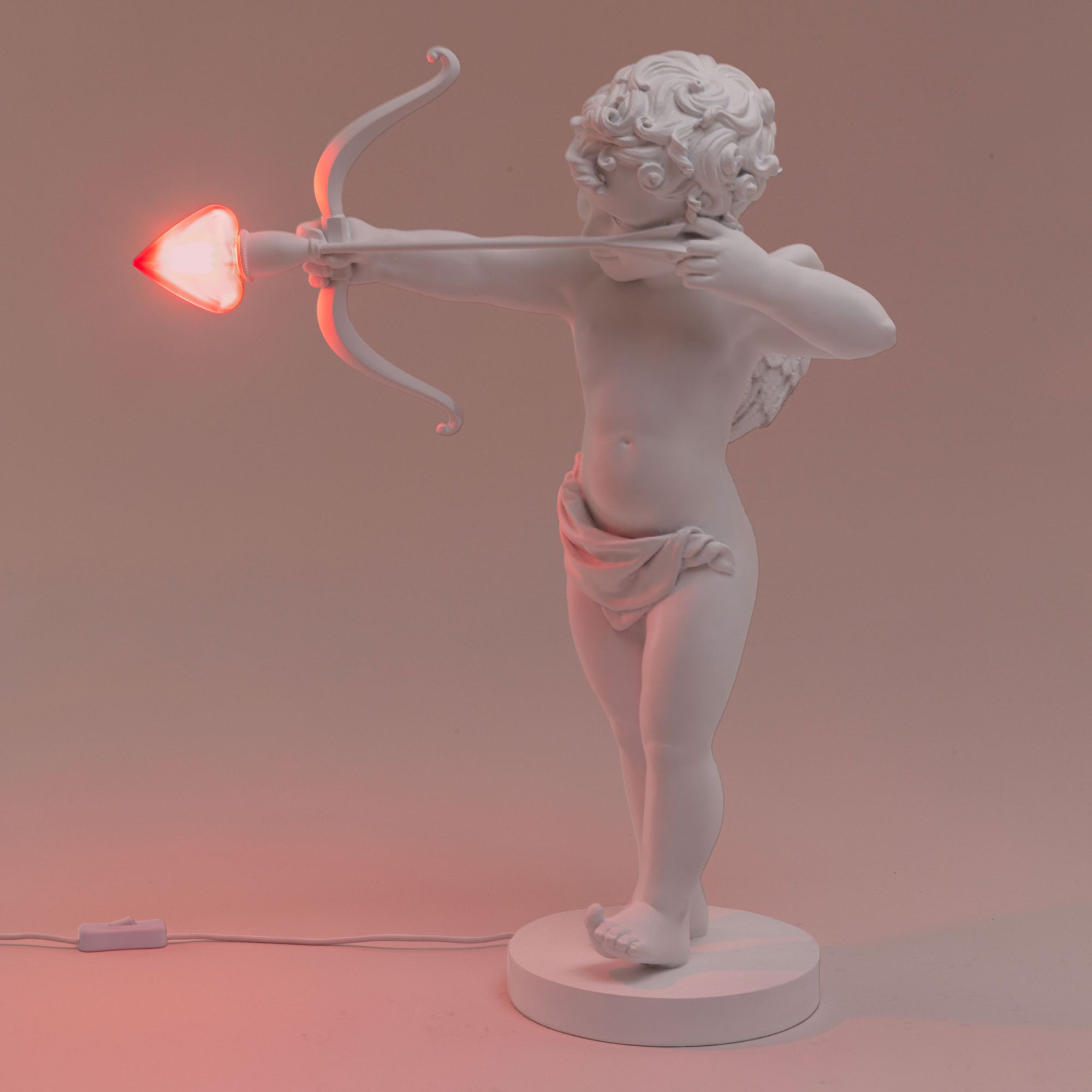 Weiße Seletti Cupid Lampe als Tischleuchte, Amor Statue mit Herz-Pfeil als Leuchtmittel.