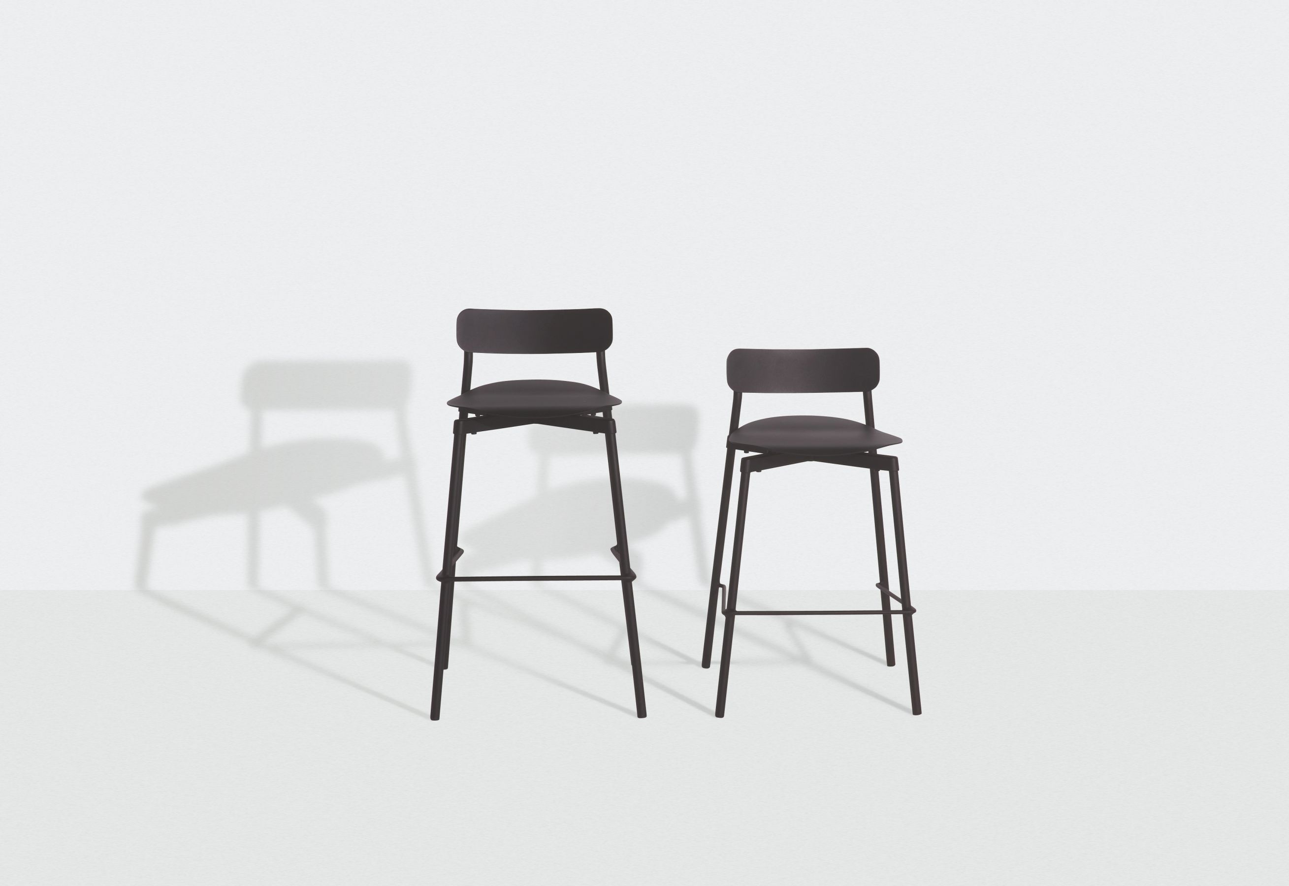 Zwei braunrote Fromme Barhocker H 75 cm von Petite Friture auf weißem Hintergrund. Barstuhl, Sitzmöbel.