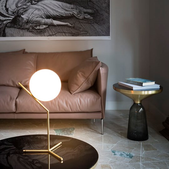 IC Lights Tischleuchte: Moderne Tischlampe mit goldfarbenem Gestell und leuchtender Kugel für Wohnzimmer.