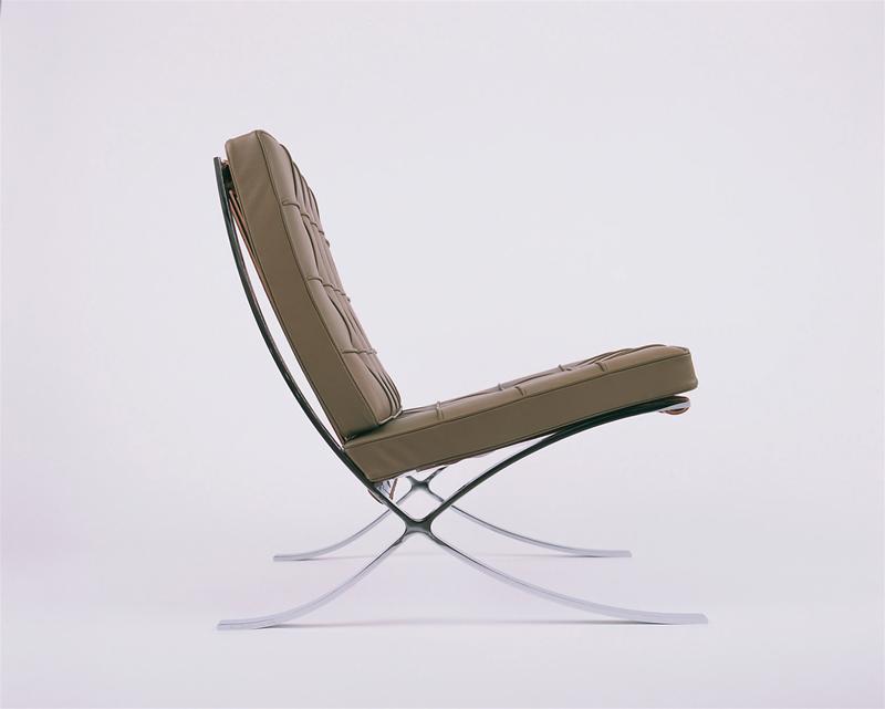 Barcelona Sessel mit Lederbezug und verchromtem Gestell von Knoll International, Seitenansicht. Designklassiker.