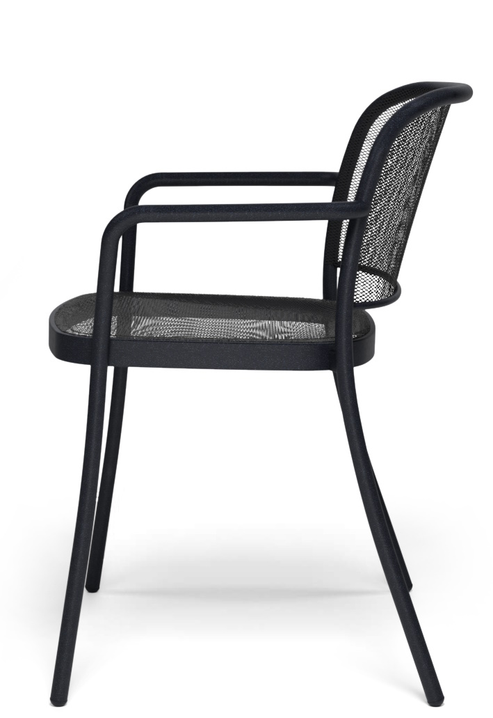 Schwarzer Cafè Armchair Armlehnstuhl von Emu für den Außenbereich, Seitenansicht auf weißem Hintergrund.