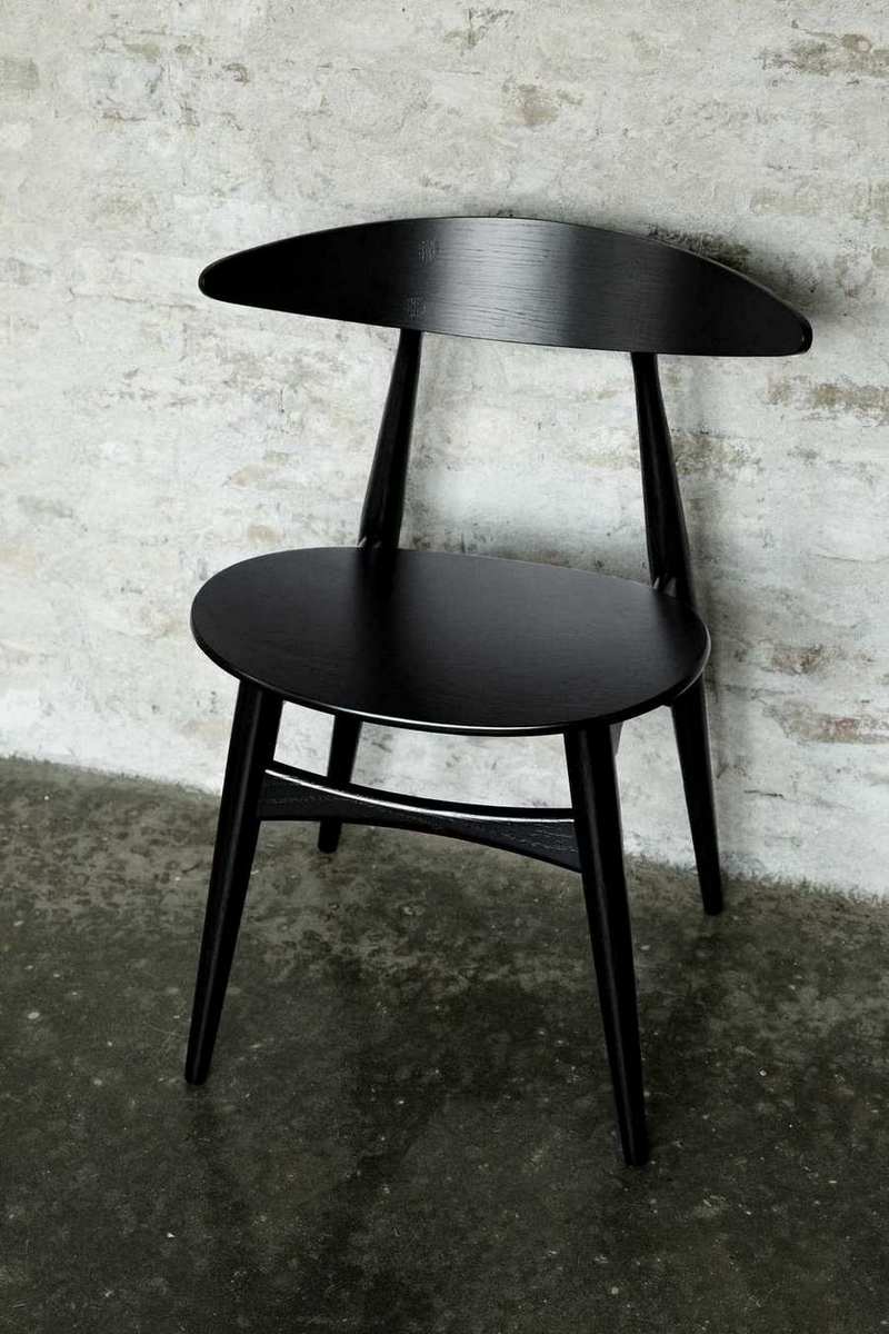 Schwarzer CH33 Stuhl von Carl Hansen, ungepolstert, mit runder Sitzfläche und filigranem Holzgestell.