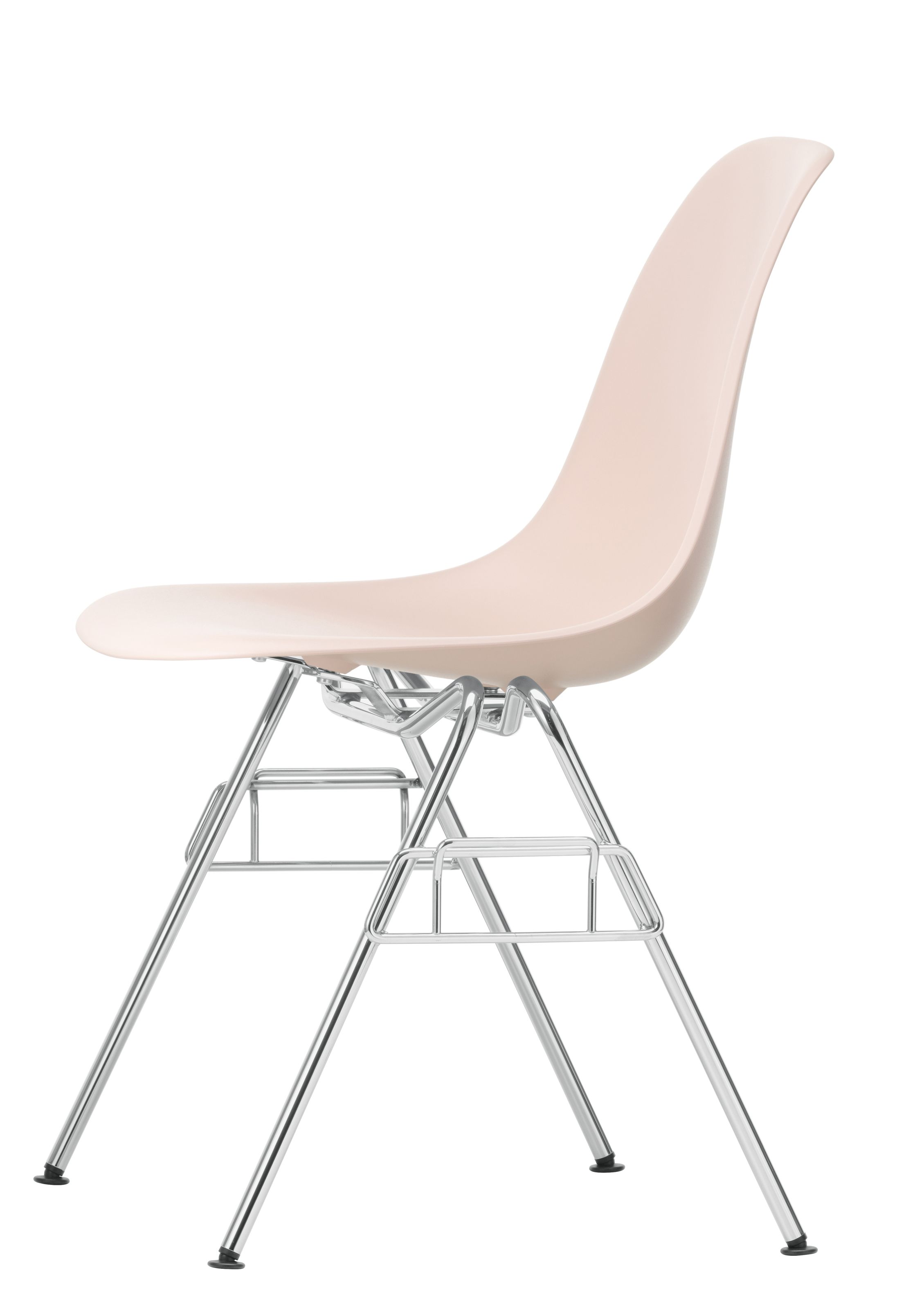 Eames Plastic Side Chair DSS Stuhl von Vitra, hellrosa Sitzschale und verchromtes Stahlgestell.