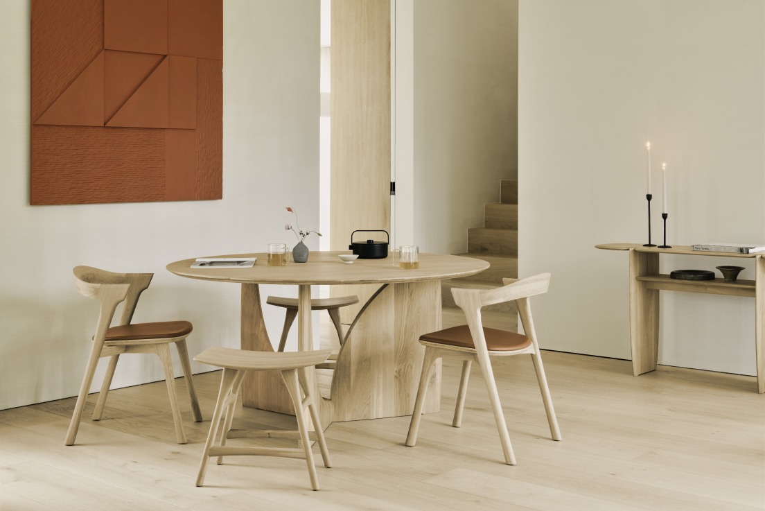 Ethnicraft Geometric Esstisch aus Eiche, runder Holztisch mit Stühlen in modernem Esszimmer.