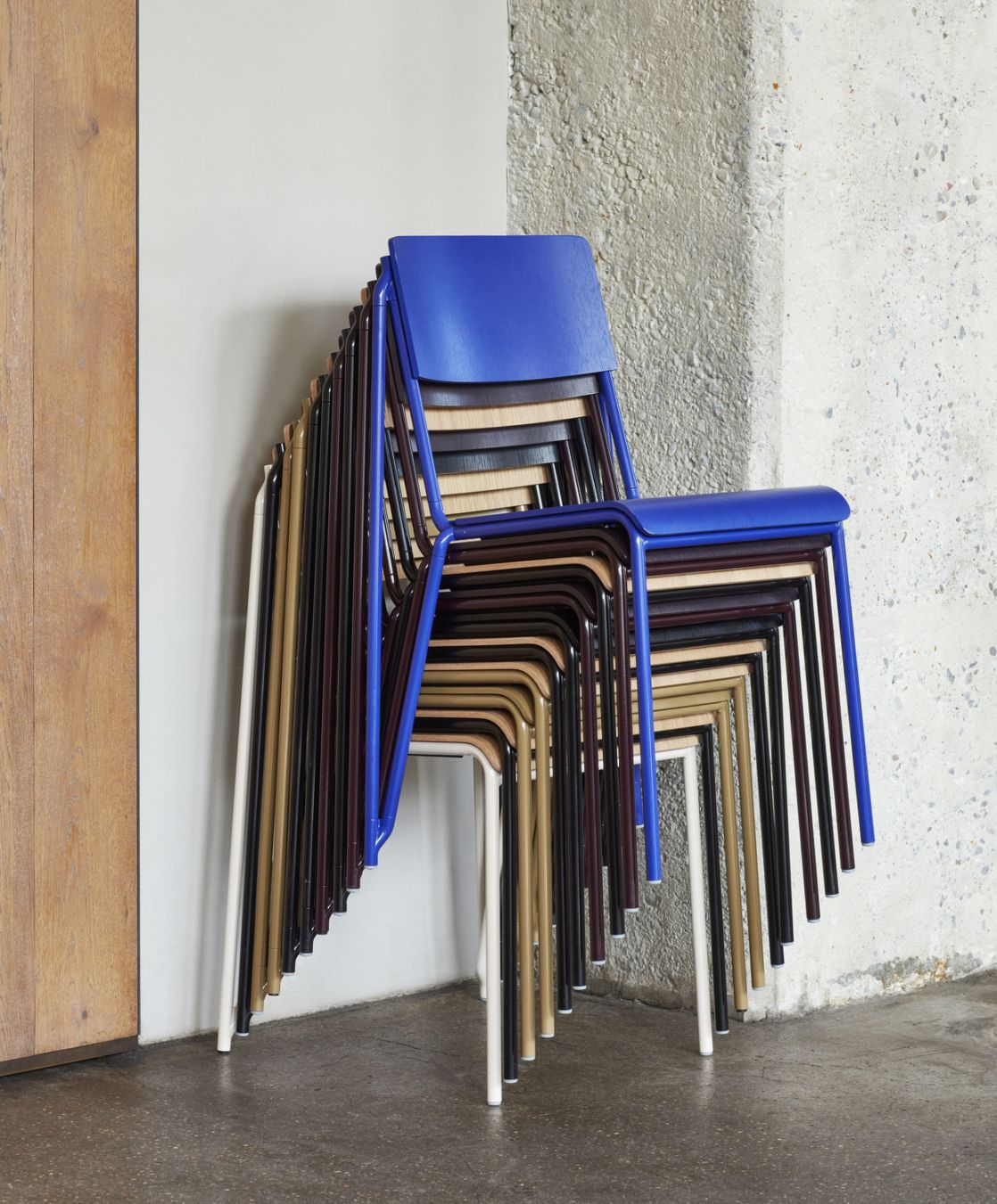Stapel von Hay Petit Standard Stühlen in verschiedenen Farben, moderne Sitzmöbel für Esszimmer und Büro.