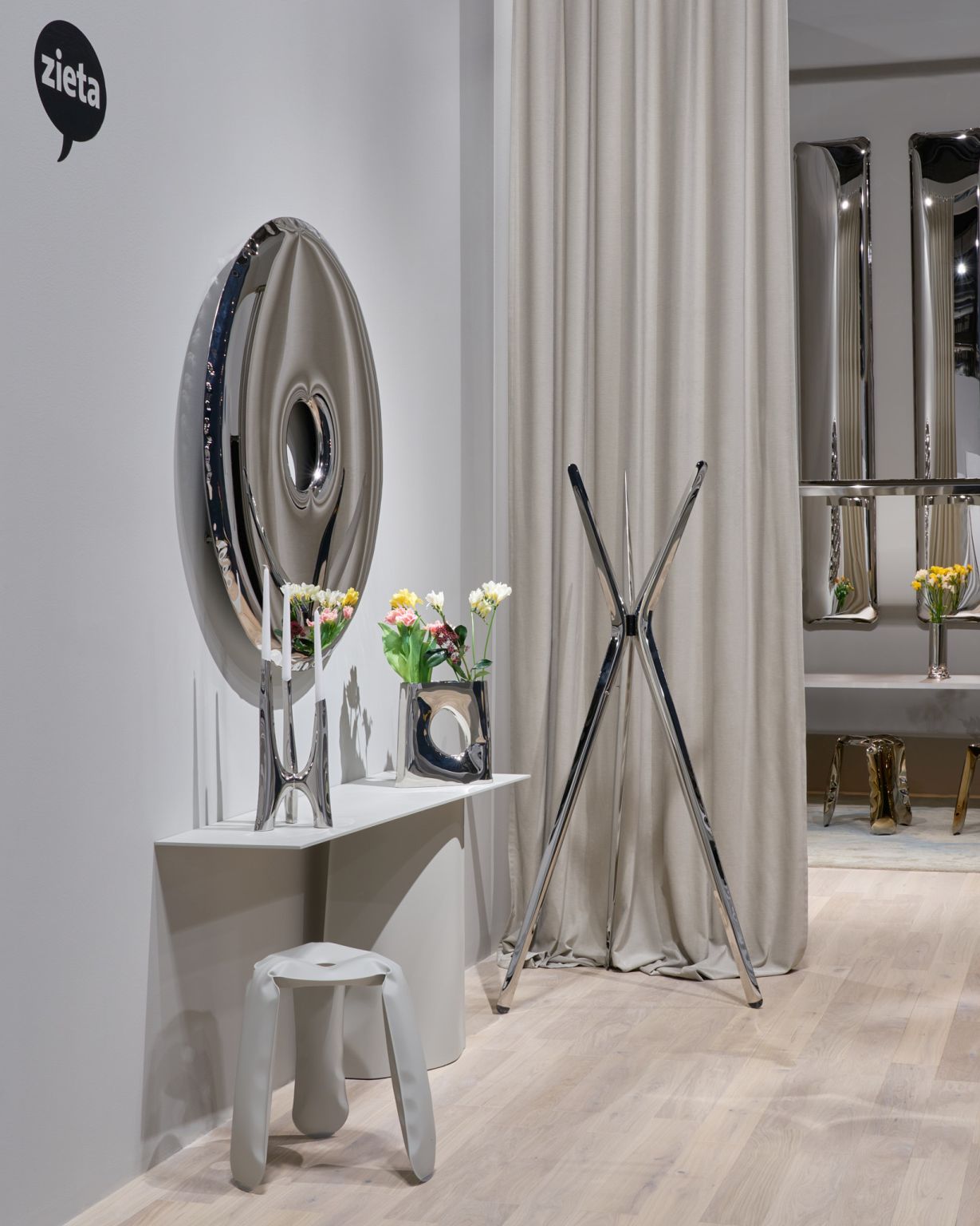 Snopek Garderobenständer von Zieta, moderner Kleiderständer aus poliertem Stahl im minimalistischen Interieur.