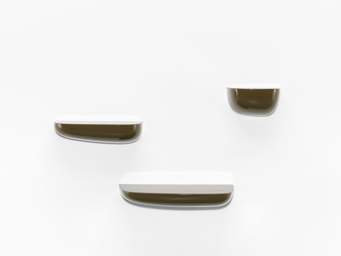 Drei Vitra Corniches Wandboards in Braun und Weiß an einer weißen Wand.