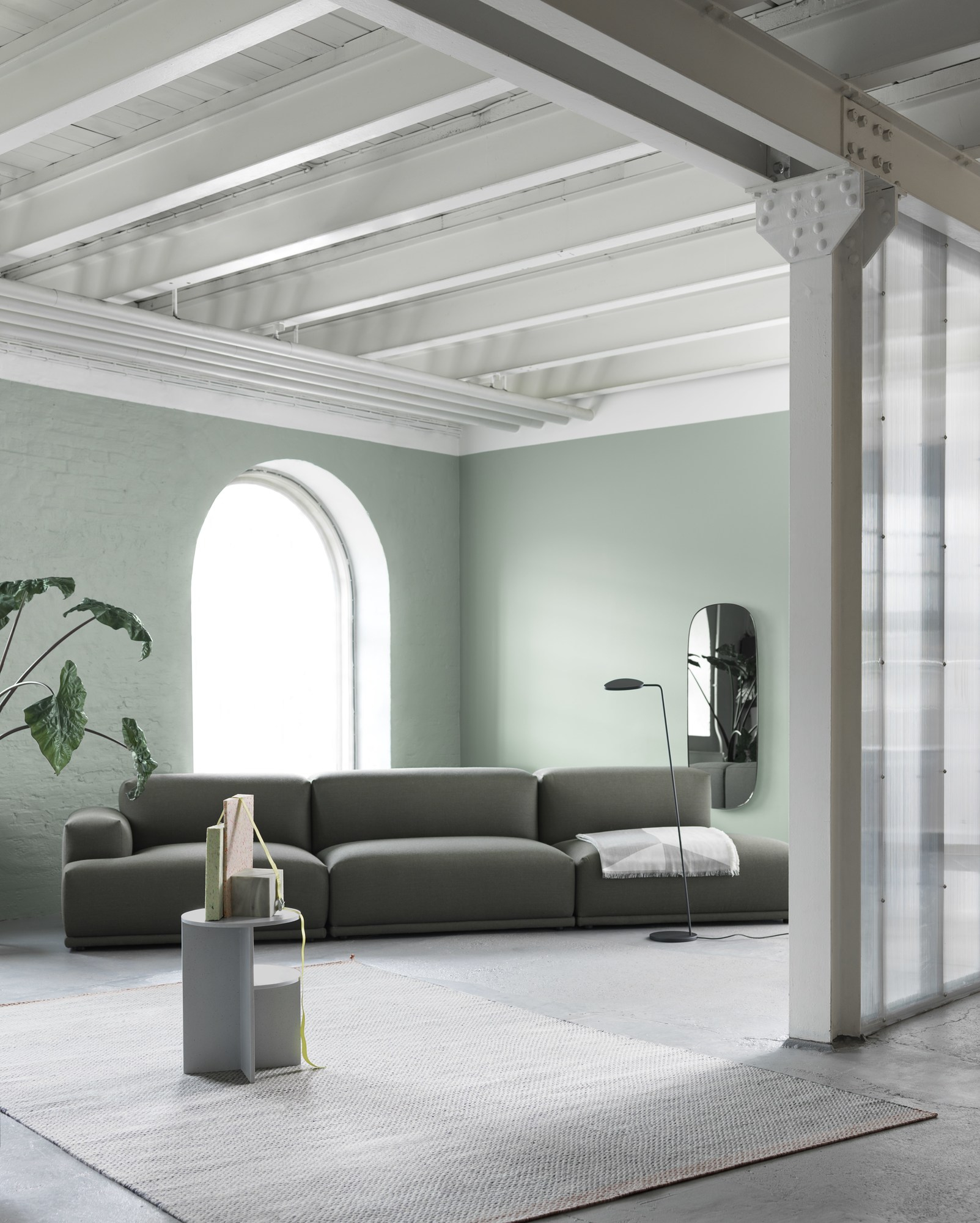 Schwarze Leaf Stehleuchte von Muuto im modernen Wohnzimmer mit Sofa und Teppich.