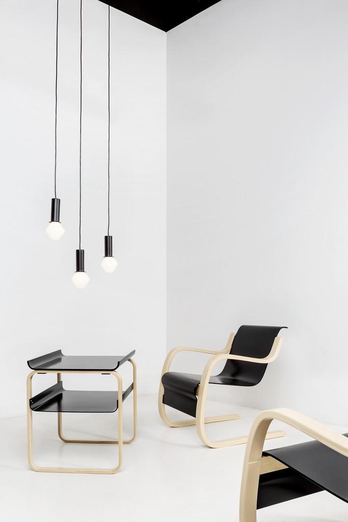 Artek 915 Beistelltisch aus Birkenholz mit schwarzer Tischplatte und Ablage, minimalistisches Design.